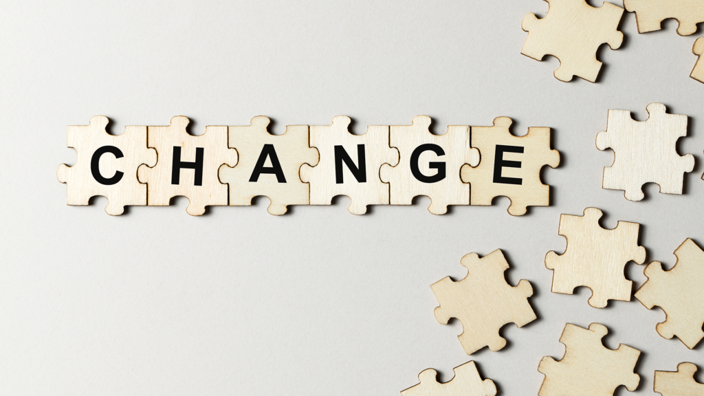 Puzzle układające się w napis "change"